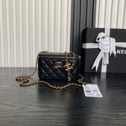 710 Chane125B new cosmetic bag Ap3940 small, small, really exquisite Oh high value logo double C adjustable buckle is a bright spot more and more love this cosmetic bag with hand carry are very beautiful ah with any clothes can make you absolutely beautif