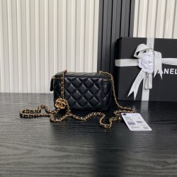 710 Chane125B new cosmetic bag Ap3940 small, small, really exquisite Oh high value logo double C adjustable buckle is a bright spot more and more love this cosmetic bag with hand carry are very beautiful ah with any clothes can make you absolutely beautif