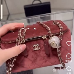 680 black dark date red burgundy brown purple orchid pink 7 colors to choose from silk diamonds gold beads buckle OHANEL 25B explosive box bag subtle chic chain small cosmetic case can be put down the capacity of the phone is very touching very practical 