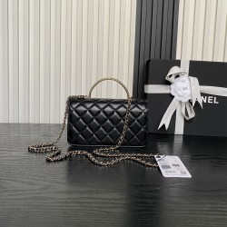 680 Chane124B rhinestone handle cosmetic bag AP4831 really good look at first sight fell in love with the design of the handle is too exquisite diamonds in the glittering heartwarming to the small body of the bag unique spiral handle and sheepskin leather