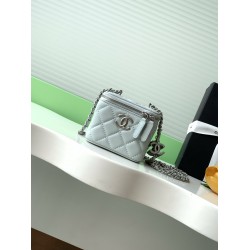 630 25b new makeup bag lambskin really exquisite Oh high value enamel logo double C adjustable buckle is a bright spot more and more love this makeup bag with hand carry is very beautiful ah with any clothes can make you absolutely beautiful Model No. AP3