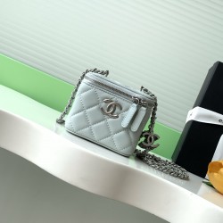 630 25b new makeup bag lambskin really exquisite Oh high value enamel logo double C adjustable buckle is a bright spot more and more love this makeup bag with hand carry is very beautiful ah with any clothes can make you absolutely beautiful Model No. AP3