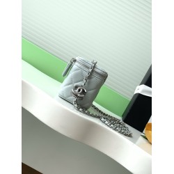 630 25b new makeup bag lambskin really exquisite Oh high value enamel logo double C adjustable buckle is a bright spot more and more love this makeup bag with hand carry is very beautiful ah with any clothes can make you absolutely beautiful Model No. AP3