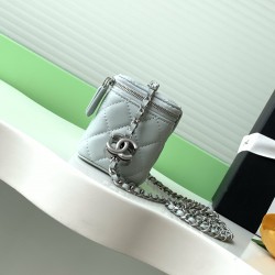 630 25b new makeup bag lambskin really exquisite Oh high value enamel logo double C adjustable buckle is a bright spot more and more love this makeup bag with hand carry is very beautiful ah with any clothes can make you absolutely beautiful Model No. AP3