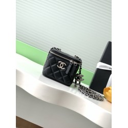 630 25b new makeup bag lambskin really exquisite Oh high value enamel logo double C adjustable buckle is a bright spot more and more love this makeup bag with hand carry is very beautiful ah with any clothes can make you absolutely beautiful Model No. AP3