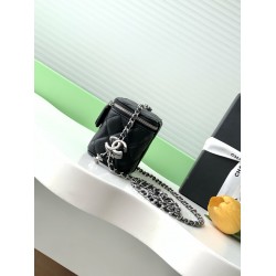 630 25b new makeup bag lambskin really exquisite Oh high value enamel logo double C adjustable buckle is a bright spot more and more love this makeup bag with hand carry is very beautiful ah with any clothes can make you absolutely beautiful Model No. AP3