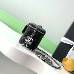 630 25b new makeup bag lambskin really exquisite Oh high value enamel logo double C adjustable buckle is a bright spot more and more love this makeup bag with hand carry is very beautiful ah with any clothes can make you absolutely beautiful Model No. AP3