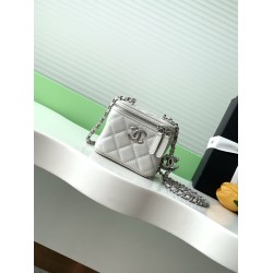 630 25b new makeup bag lambskin really exquisite Oh high value enamel logo double C adjustable buckle is a bright spot more and more love this makeup bag with hand carry is very beautiful ah with any clothes can make you absolutely beautiful Model No. AP3