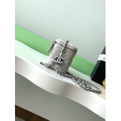 630 25b new makeup bag lambskin really exquisite Oh high value enamel logo double C adjustable buckle is a bright spot more and more love this makeup bag with hand carry is very beautiful ah with any clothes can make you absolutely beautiful Model No. AP3