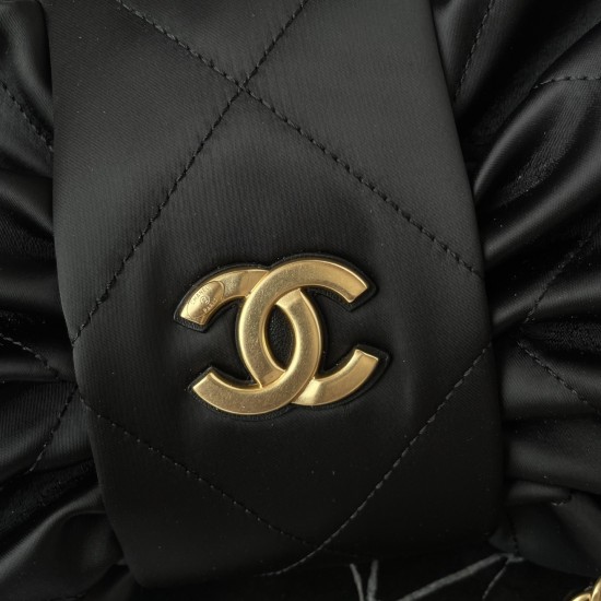 680 Chanel 25C fall and winter runway bow bag design and style analysis Material variety of styles changeable practical aesthetics of everyday elegance despite the appearance of charming and exquisite practicality and capacity has also been a perfect bala