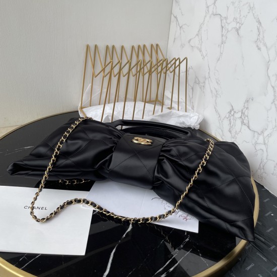 680 Chanel 25C fall and winter runway bow bag design and style analysis Material variety of styles changeable practical aesthetics of everyday elegance despite the appearance of charming and exquisite practicality and capacity has also been a perfect bala