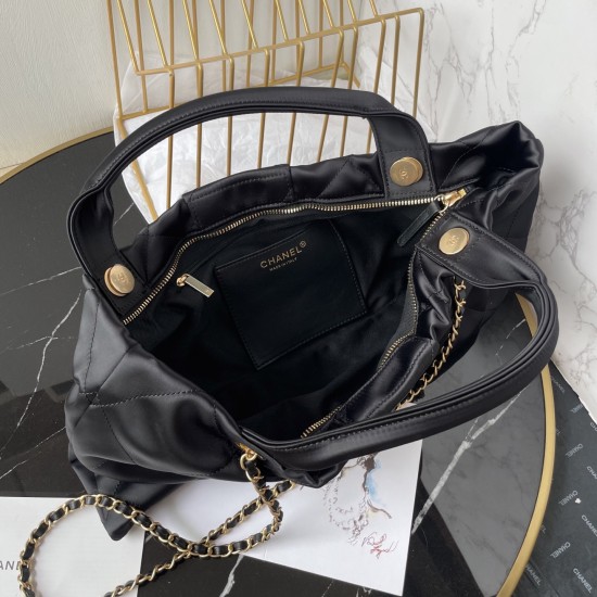 680 Chanel 25C fall and winter runway bow bag design and style analysis Material variety of styles changeable practical aesthetics of everyday elegance despite the appearance of charming and exquisite practicality and capacity has also been a perfect bala