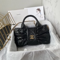 680 Chanel 25C fall and winter runway bow bag design and style analysis Material variety of styles changeable practical aesthetics of daily elegance despite the appearance of charming and exquisite practicality and capacity has also been a perfect balance