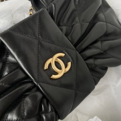 680 Chanel 25C fall and winter runway bow bag design and style analysis Material variety of styles changeable practical aesthetics of daily elegance despite the appearance of charming and exquisite practicality and capacity has also been a perfect balance