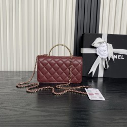 680 Chane124B rhinestone handle cosmetic bag AP4831 really good look at first sight fell in love with the design of the handle is too exquisite diamonds in the glittering heartwarming to the small body of the bag unique spiral handle and sheepskin leather