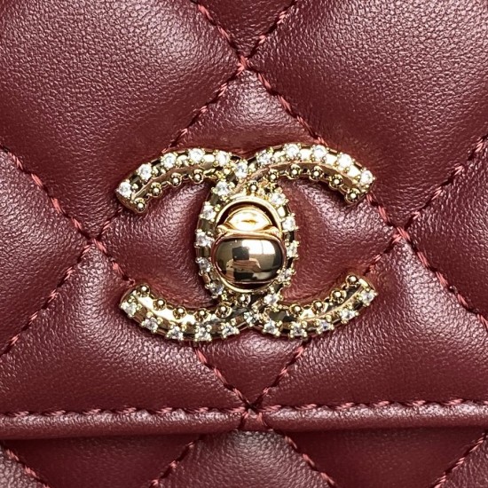 680 Chane124B rhinestone handle cosmetic bag AP4831 really good look at first sight fell in love with the design of the handle is too exquisite diamonds in the glittering heartwarming to the small body of the bag unique spiral handle and sheepskin leather