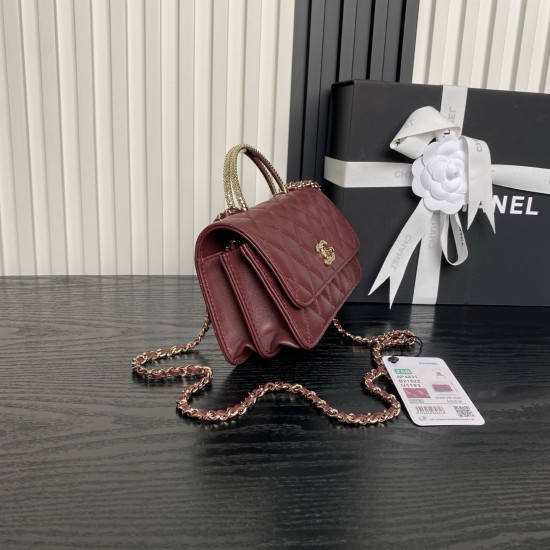 680 Chane124B rhinestone handle cosmetic bag AP4831 really good look at first sight fell in love with the design of the handle is too exquisite diamonds in the glittering heartwarming to the small body of the bag unique spiral handle and sheepskin leather