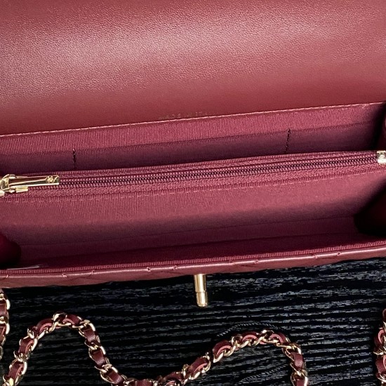 680 Chane124B rhinestone handle cosmetic bag AP4831 really good look at first sight fell in love with the design of the handle is too exquisite diamonds in the glittering heartwarming to the small body of the bag unique spiral handle and sheepskin leather