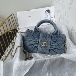 650 Chanel 25C fall and winter runway bow bag design and style analysis Material variety of styles changeable practical aesthetics of daily elegance despite the appearance of charming and exquisite practicality and capacity has also been a perfect balance