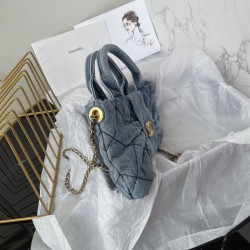 650 Chanel 25C fall and winter runway bow bag design and style analysis Material variety of styles changeable practical aesthetics of daily elegance despite the appearance of charming and exquisite practicality and capacity has also been a perfect balance