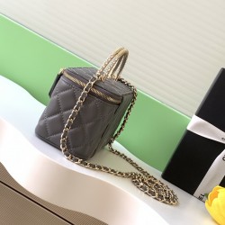 680 25b Double C logo with diamonds Cosmetic case Exquisite handle design more fashionable Lambskin with metal hardware texture wear-resistant and durable Classic design and style versatile and practical really exquisite Oh high value Small more and more 