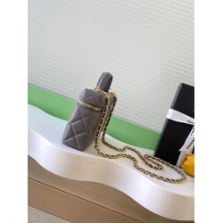 610 Chanel Sheepskin Mandarin Ducks Buckle 25C LP Handle Cosmetic Bag Box Bag Color very classic and durable shape pleasant pleasant capacity is also very large sun put two large cell phones is also more than enough love love shoulder strap can also be fr