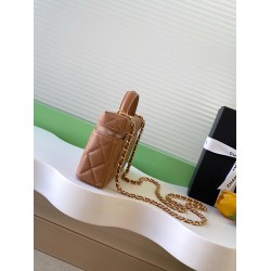 610 Chanel Sheepskin Mandarin Ducks Buckle 25C LP Handle Cosmetic Bag Box Bag Color very classic and durable shape pleasant pleasant capacity is also very large sun put two large cell phones is also more than enough love love shoulder strap can also be fr