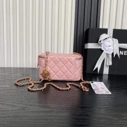 710 Chane125B new cosmetic bag Ap3940 small small really exquisite Oh high value logo double C adjustable buckle is a bright spot more and more love this cosmetic bag with hand carry are very beautiful ah with any clothes can make you absolutely beautiful
