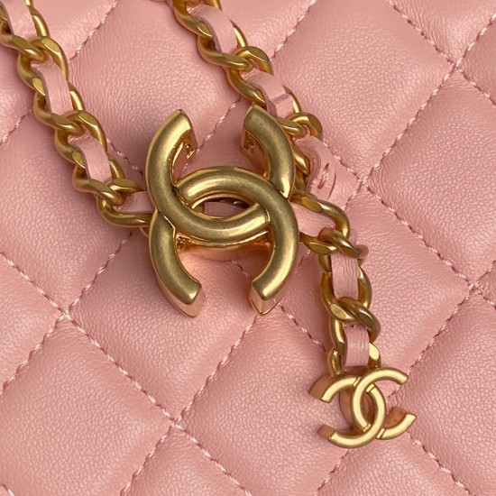 710 Chane125B new cosmetic bag Ap3940 small small really exquisite Oh high value logo double C adjustable buckle is a bright spot more and more love this cosmetic bag with hand carry are very beautiful ah with any clothes can make you absolutely beautiful