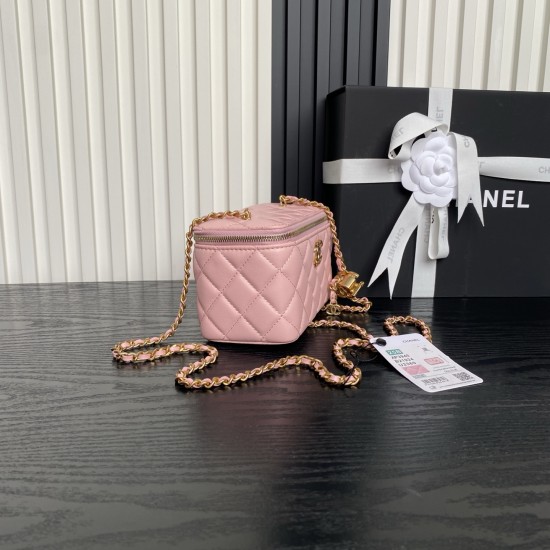 710 Chane125B new cosmetic bag Ap3940 small small really exquisite Oh high value logo double C adjustable buckle is a bright spot more and more love this cosmetic bag with hand carry are very beautiful ah with any clothes can make you absolutely beautiful