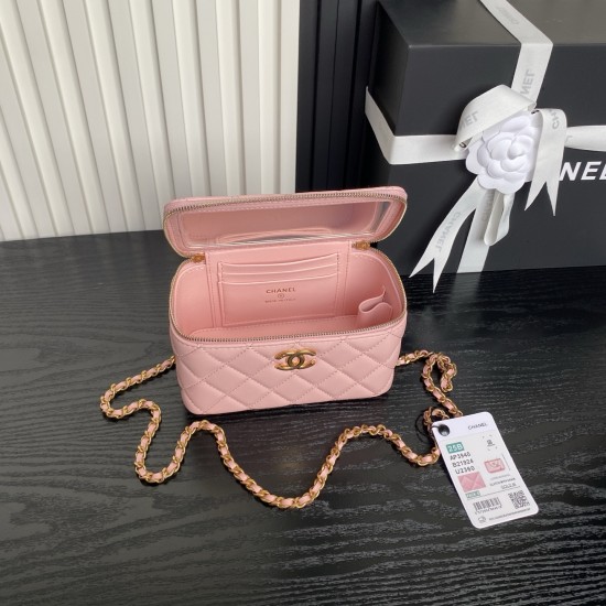 710 Chane125B new cosmetic bag Ap3940 small small really exquisite Oh high value logo double C adjustable buckle is a bright spot more and more love this cosmetic bag with hand carry are very beautiful ah with any clothes can make you absolutely beautiful