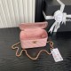 710 Chane125B new cosmetic bag Ap3940 small small really exquisite Oh high value logo double C adjustable buckle is a bright spot more and more love this cosmetic bag with hand carry are very beautiful ah with any clothes can make you absolutely beautiful