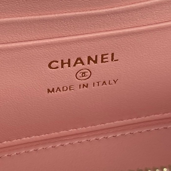 710 Chane125B new cosmetic bag Ap3940 small small really exquisite Oh high value logo double C adjustable buckle is a bright spot more and more love this cosmetic bag with hand carry are very beautiful ah with any clothes can make you absolutely beautiful