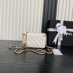 710 Chane125B new cosmetic bag Ap3940 small, small, really exquisite Oh high value logo double C adjustable buckle is a bright spot more and more love this cosmetic bag with hand carry are very beautiful ah with any clothes can make you absolutely beautif