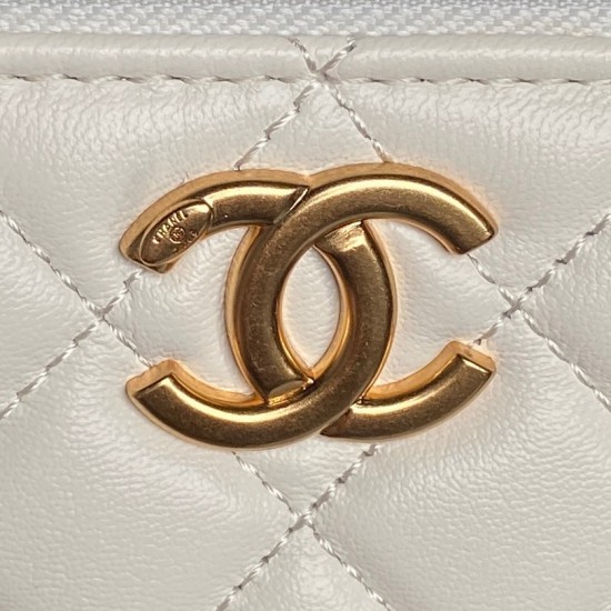 710 Chane125B new cosmetic bag Ap3940 small, small, really exquisite Oh high value logo double C adjustable buckle is a bright spot more and more love this cosmetic bag with hand carry are very beautiful ah with any clothes can make you absolutely beautif