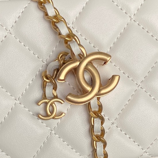 710 Chane125B new cosmetic bag Ap3940 small, small, really exquisite Oh high value logo double C adjustable buckle is a bright spot more and more love this cosmetic bag with hand carry are very beautiful ah with any clothes can make you absolutely beautif