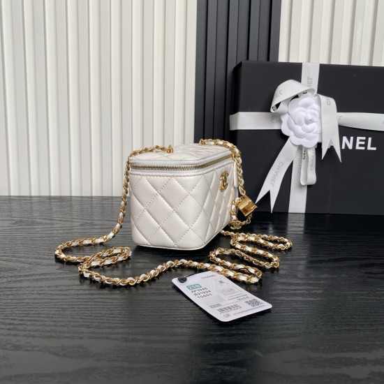 710 Chane125B new cosmetic bag Ap3940 small, small, really exquisite Oh high value logo double C adjustable buckle is a bright spot more and more love this cosmetic bag with hand carry are very beautiful ah with any clothes can make you absolutely beautif