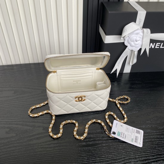710 Chane125B new cosmetic bag Ap3940 small, small, really exquisite Oh high value logo double C adjustable buckle is a bright spot more and more love this cosmetic bag with hand carry are very beautiful ah with any clothes can make you absolutely beautif