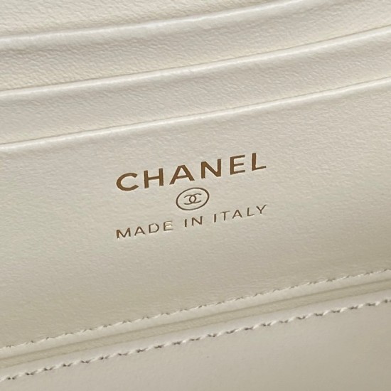 710 Chane125B new cosmetic bag Ap3940 small, small, really exquisite Oh high value logo double C adjustable buckle is a bright spot more and more love this cosmetic bag with hand carry are very beautiful ah with any clothes can make you absolutely beautif