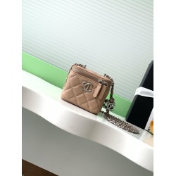 630 25b new makeup bag lambskin really exquisite Oh high value enamel logo double C adjustable buckle is a bright spot more and more love this makeup bag with hand carry is very beautiful ah with any clothes can make you absolutely beautiful Model No. AP3