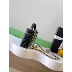 610 Chanel Sheepskin Mandarin Ducks Buckle 25C LP Handle Cosmetic Bag Box Bag Color very classic and durable shape pleasant pleasant capacity is also very large sun put two large cell phones is also more than enough love love shoulder strap can also be fr