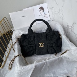 650 Chanel 25C fall and winter runway bow bag design and style analysis Material variety of styles changeable practical aesthetics of daily elegance despite the appearance of charming and exquisite practicality and capacity has also been a perfect balance