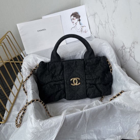 650 Chanel 25C fall and winter runway bow bag design and style analysis Material variety of styles changeable practical aesthetics of daily elegance despite the appearance of charming and exquisite practicality and capacity has also been a perfect balance