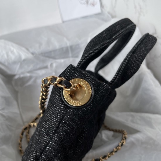 650 Chanel 25C fall and winter runway bow bag design and style analysis Material variety of styles changeable practical aesthetics of daily elegance despite the appearance of charming and exquisite practicality and capacity has also been a perfect balance