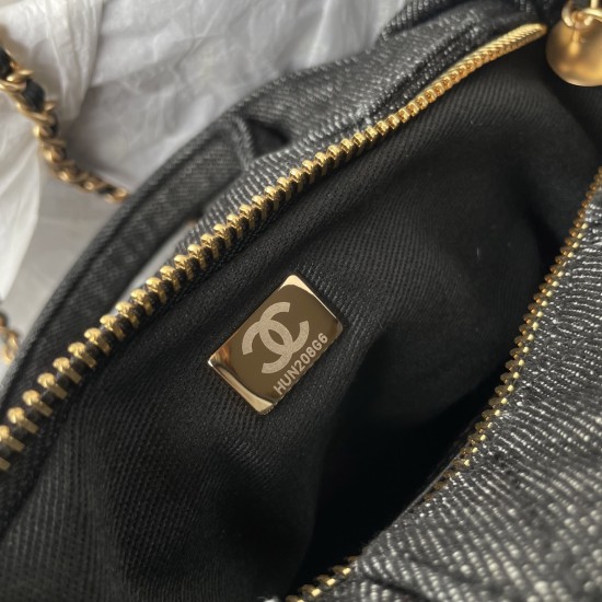 650 Chanel 25C fall and winter runway bow bag design and style analysis Material variety of styles changeable practical aesthetics of daily elegance despite the appearance of charming and exquisite practicality and capacity has also been a perfect balance