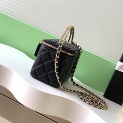 680 25b Double C logo with diamonds Cosmetic case Exquisite handle design more fashionable Lambskin with metal hardware texture wear-resistant and durable Classic design and style versatile and practical really exquisite Oh high value Small more and more 