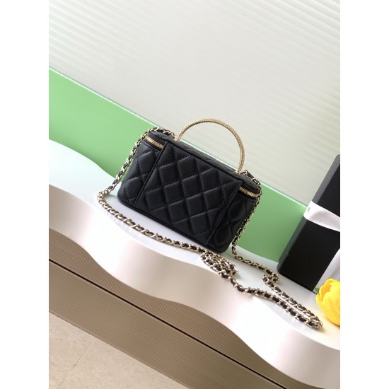 680 25b Double C logo with diamonds Cosmetic case Exquisite handle design more fashionable Lambskin with metal hardware texture wear-resistant and durable Classic design and style versatile and practical really exquisite Oh high value Small more and more 