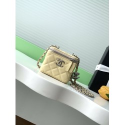 630 25b new makeup bag lambskin really exquisite Oh high value enamel logo double C adjustable buckle is a bright spot more and more love this makeup bag with hand carry is very beautiful ah with any clothes can make you absolutely beautiful Model No. AP3