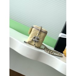 630 25b new makeup bag lambskin really exquisite Oh high value enamel logo double C adjustable buckle is a bright spot more and more love this makeup bag with hand carry is very beautiful ah with any clothes can make you absolutely beautiful Model No. AP3