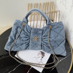 680 Chanel 25C fall and winter runway bow bag design and style analysis Material variety of styles changeable practical aesthetics of everyday elegance despite the appearance of charming and exquisite practicality and capacity has also been a perfect bala